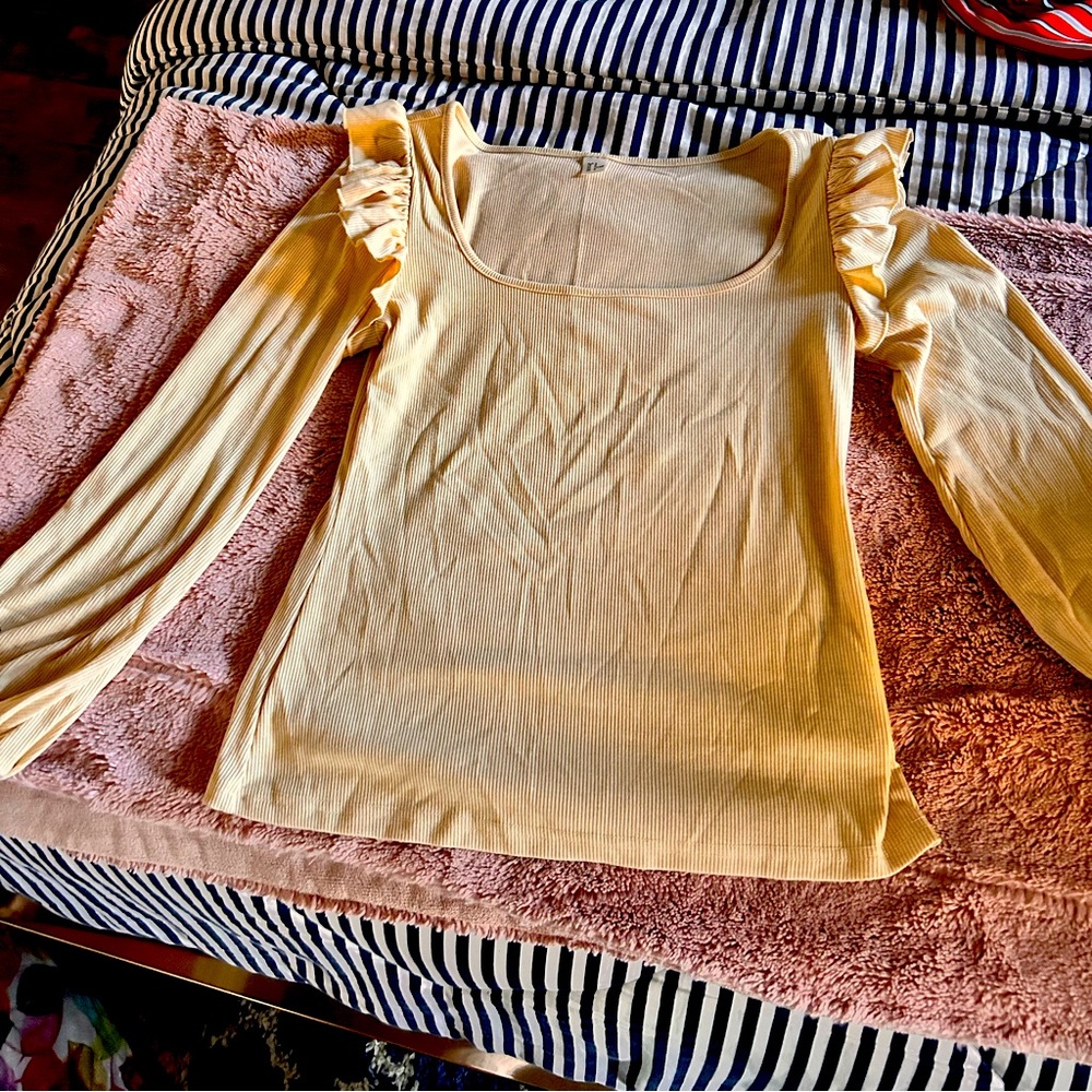 Scoop neck long sleeved shirt